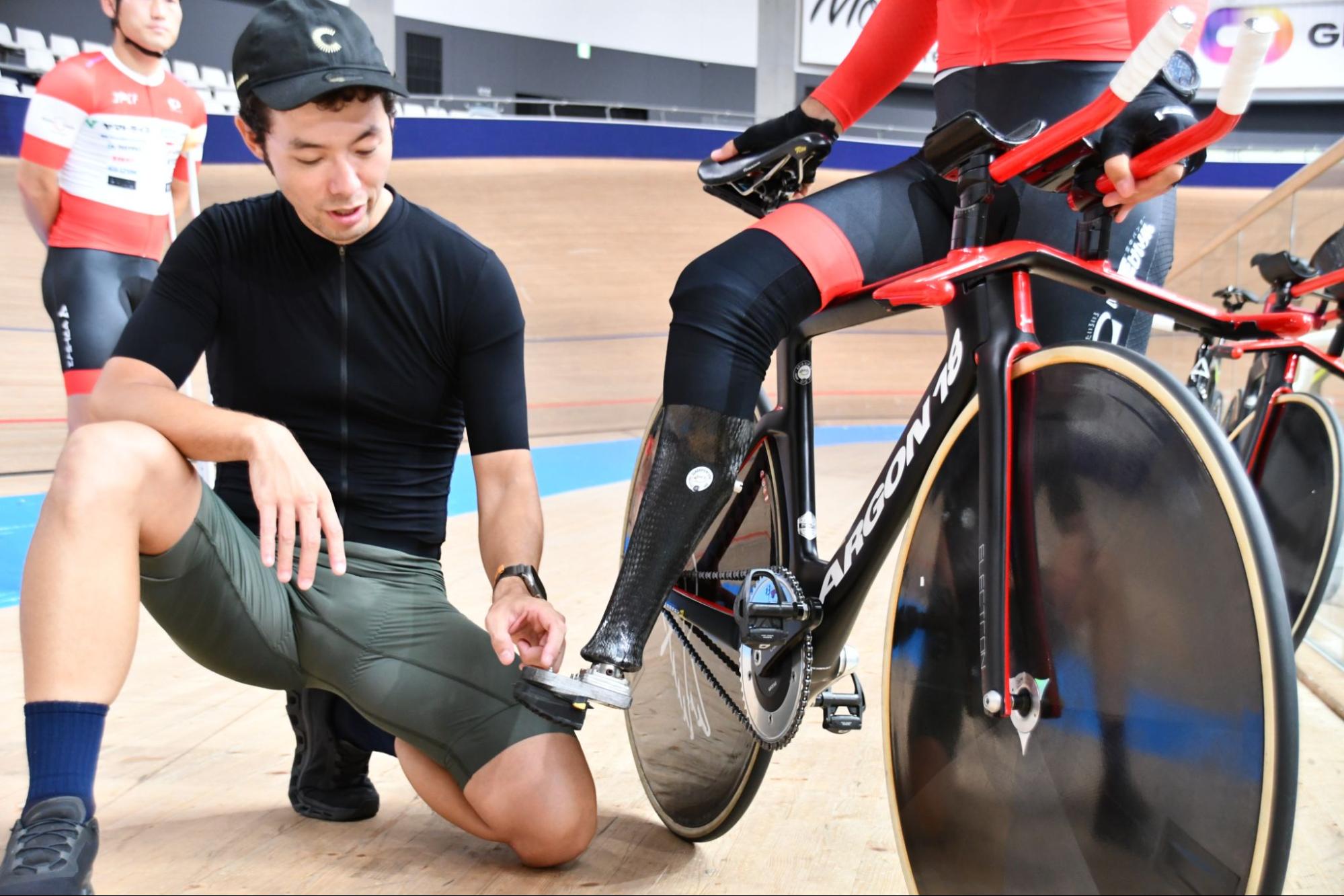 藤田選手は普段の生活用（歩行用）の義足とは違うクリートが直付けされたレース用の義足を履いて自転車に乗ります。
